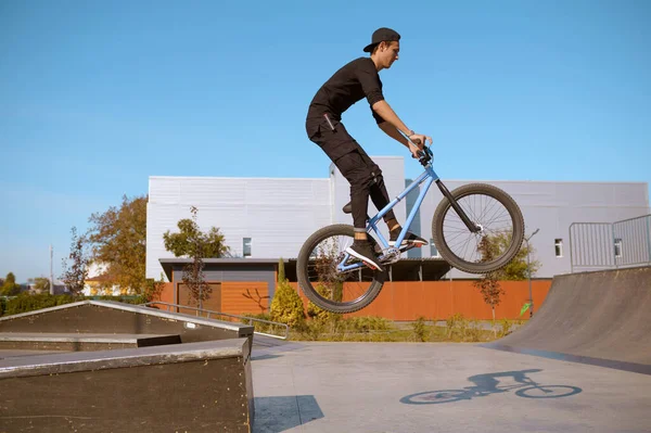 Male BMX ποδηλάτης, άλμα σε δράση, skatepark — Φωτογραφία Αρχείου