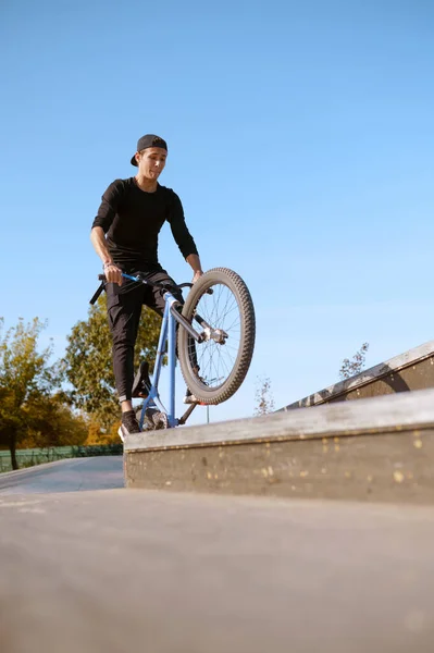 Männlicher BMX-Biker, Jump in Action, Skatepark — Stockfoto