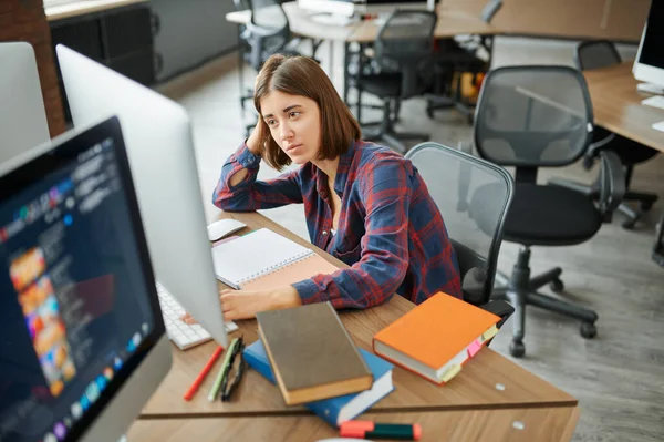 Yorgun Bayan Bilişim Uzmanı Ofisteki Bilgisayarda Çalışıyor Yerindeki Web Programcısı — Stok fotoğraf