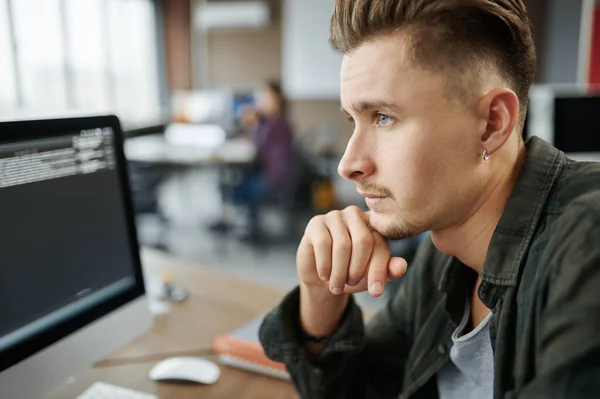 Pensativo Especialista Masculino Sienta Mesa Oficina Programador Web Diseñador Lugar —  Fotos de Stock