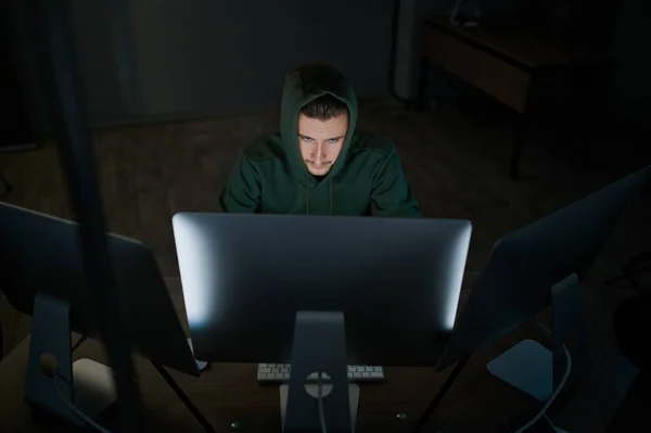 フードの男性のインターネットハッカーは コンピュータ フロントビューで動作します 職場での違法Webプログラマー 犯罪者の職業 データハッキングサイバーセキュリティ — ストック写真