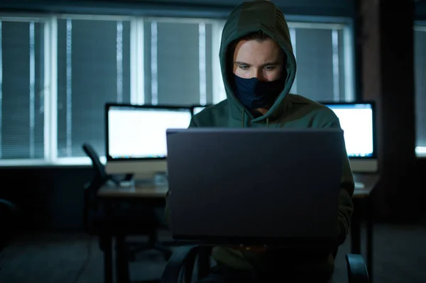 Man Internet Hacker Huven Håller Laptop Främre Olaglig Webbprogrammerare Arbetsplatsen — Stockfoto