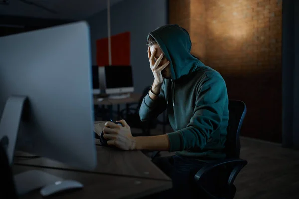 Allvarliga Manliga Internet Hacker Huva Fungerar Datorn Framifrån Olaglig Webbprogrammerare — Stockfoto