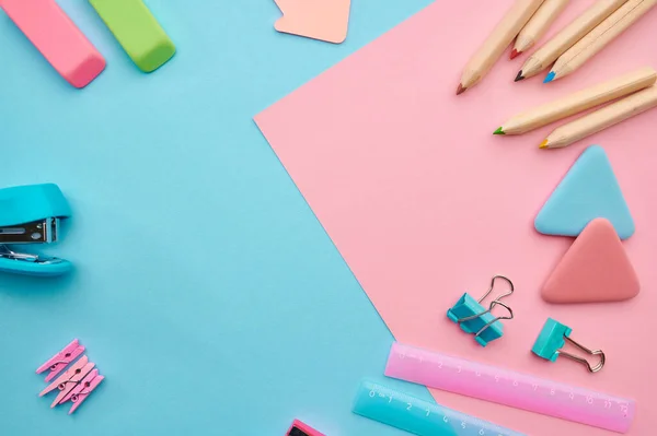 办公用品 蓝色和粉色背景 学校或教育配件 书写和绘画工具 铅笔和橡胶 尺子和纸夹 — 图库照片