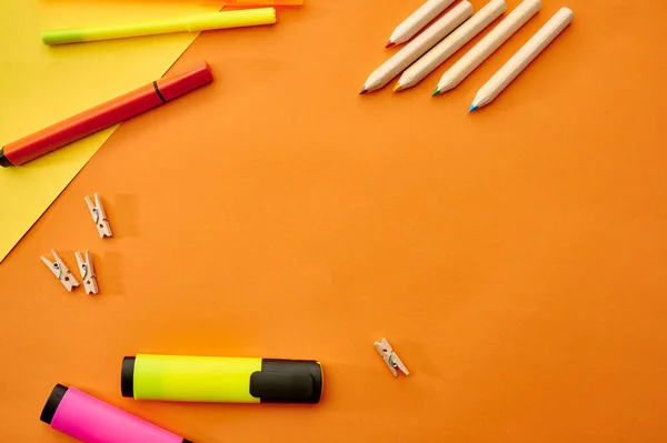 Pinceles Marcadores Grapadora Primer Plano Sobre Fondo Naranja Artículos Papelería —  Fotos de Stock