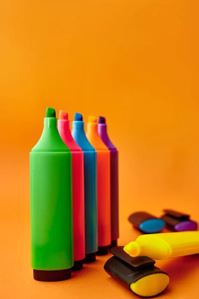 Stående Färgglada Permanenta Markörer Närbild Orange Bakgrund Kontorsmateriel Skol Eller — Stockfoto