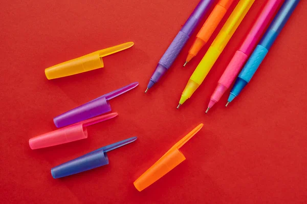 Canetas Coloridas Com Tampas Fechadas Fundo Vermelho Material Escritório Artigos — Fotografia de Stock