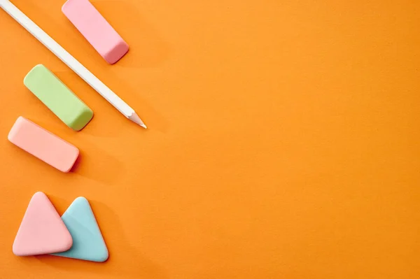 Lápiz Gomas Tiza Primer Plano Fondo Naranja Artículos Papelería Oficina —  Fotos de Stock