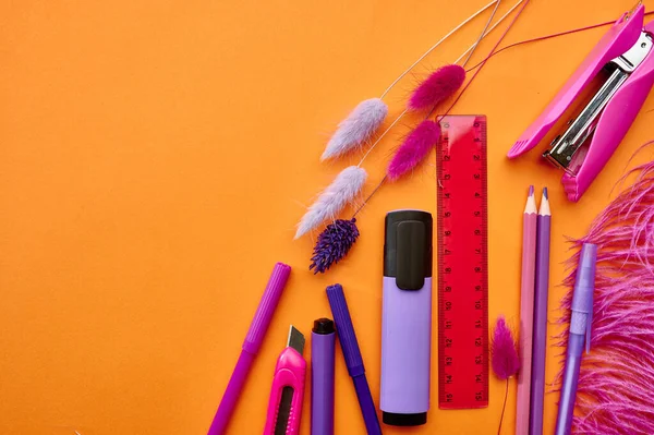 Kantoorbenodigdheden Oranje Achtergrond School Onderwijsbenodigdheden Schrijf Tekengereedschappen Potloden Linialen Nietmachines — Stockfoto