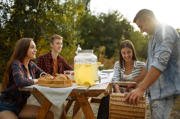 Jóvenes Amigos Sentados Mesa Picnic Campamento Bosque Juventud Teniendo Aventura —  Fotos de Stock