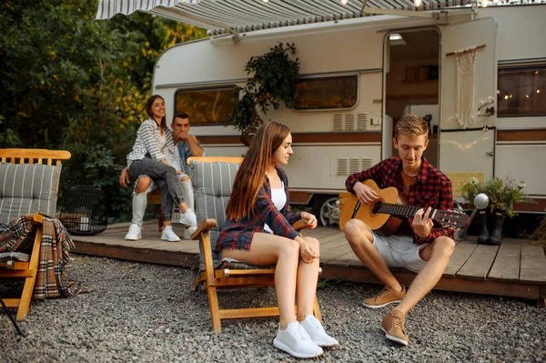 Barátok Gitároznak Pikniken Erdőben Fiatal Miután Nyári Kaland Lakókocsi Kemping — Stock Fotó