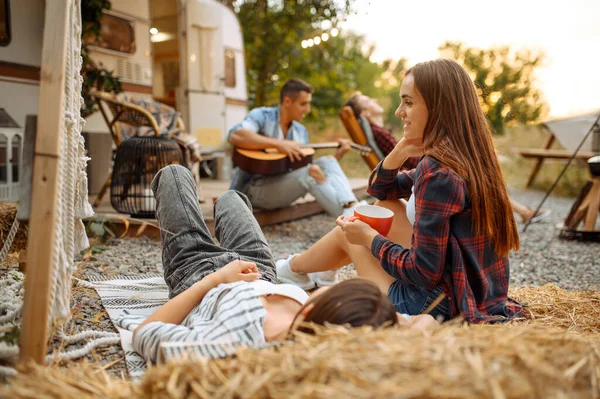 Amigos Felizes Cantam Músicas Com Guitarra Piquenique Acampamento Floresta Juventude — Fotografia de Stock