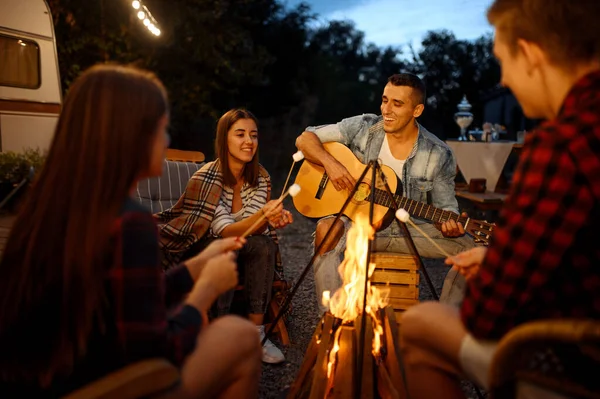 Barátok Gitároznak Tábortűznél Piknikeznek Erdőben Fiatal Miután Nyári Kaland Lakókocsi — Stock Fotó