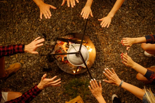 Barátok Melegítik Kezüket Tábortűznél Piknikeznek Erdőben Fiatal Miután Nyári Kaland — Stock Fotó