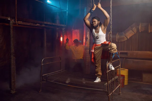 Twee Rappers Poseren Optredend Een Coole Studio Ondergrondse Decoratie Hiphopartiesten — Stockfoto