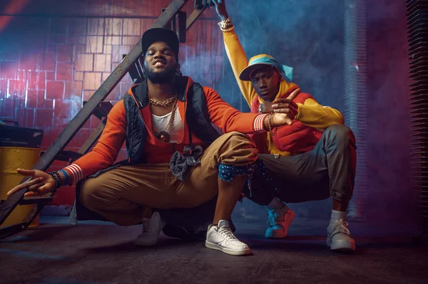 Twee Serieuze Rappers Met Gouden Sieraden Poseert Koele Studio Ondergrondse — Stockfoto