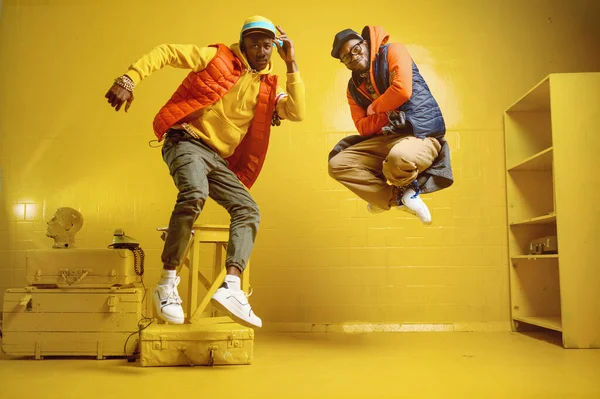 Dois Rappers Elegantes Com Jóias Ouro Estúdio Legal Fundo Amarelo — Fotografia de Stock