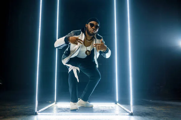 Stylish Rapper Gold Jewelry Sunglasses Dark Background Hip Hop Performer — Stock Photo, Image