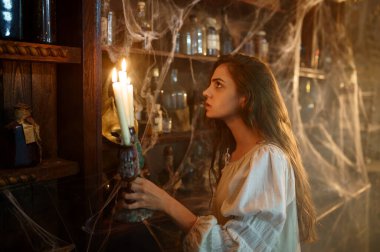 Rafın yanında iksirli çılgın şeytani kadın, iblisler kovulmuş. Şeytan çıkarma, gizemli paranormal ayin, karanlık din, gece korkusu.