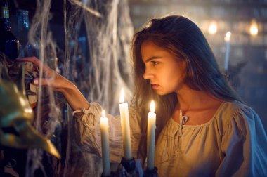 Mumlu çılgın şeytani kadın iksir seçiyor, iblisler kovuyor. Şeytan çıkarma, gizemli paranormal ayin, karanlık din, gece korkusu.