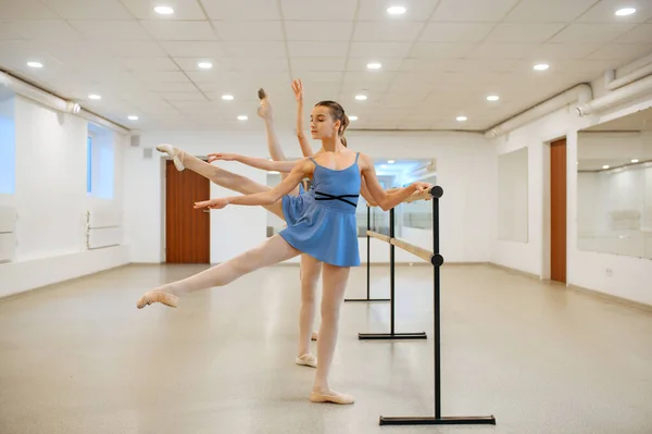 Drie Jonge Ballerina Repeteren Barre Klas Ballet School Vrouwelijke Dansers — Stockfoto