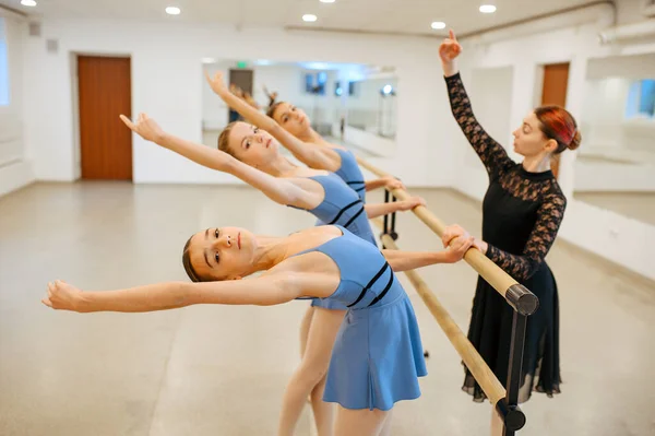 Leraar Werkt Met Jonge Ballerina Barre Klas Ballet School Vrouwelijke — Stockfoto