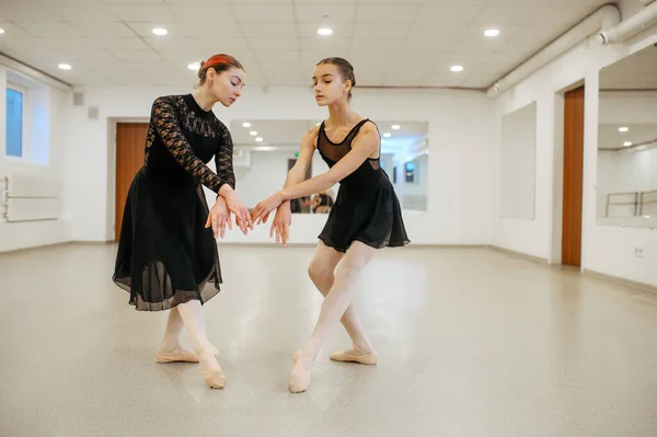 Leraar Repeteren Met Jonge Ballerina Klas Ballet School Vrouwelijke Dansers — Stockfoto