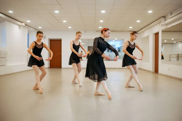 Leraar Jonge Ballerina Optreden Klas Ballet School Vrouwelijke Dansers Choreografie — Stockfoto