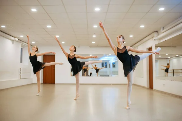 Drie jonge ballerina 's, tieners repeteren in de klas — Stockfoto