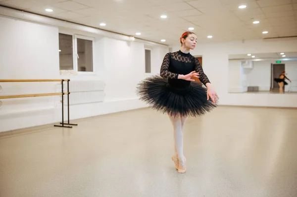 Elegante Choreograaf Ballerina Die Optreedt Klas Ballet School Vrouwelijke Dansers — Stockfoto