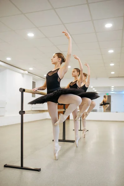 Elegante jonge ballerina 's poseren op barre in de klas — Stockfoto