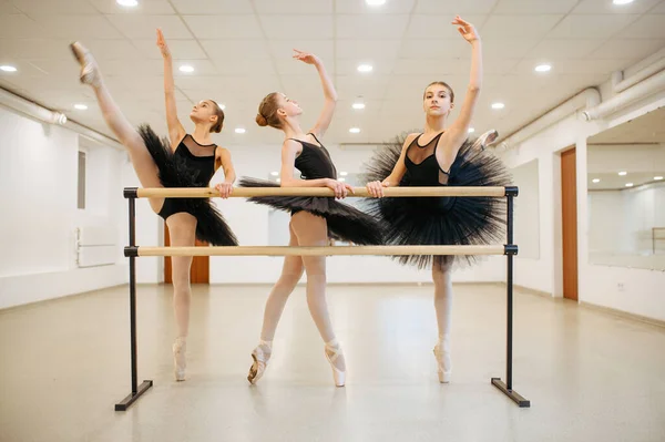 Elegante tiener ballerina 's poseert op barre in de klas — Stockfoto