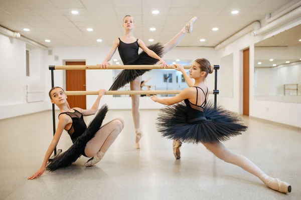 Elegante tiener ballerina 's poseert op barre in de klas — Stockfoto