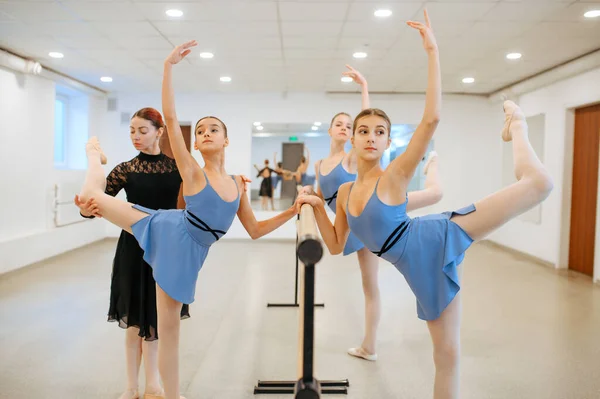 Leraar Jonge Ballerina Oefenen Barre Klas Ballet School Vrouwelijke Dansers — Stockfoto