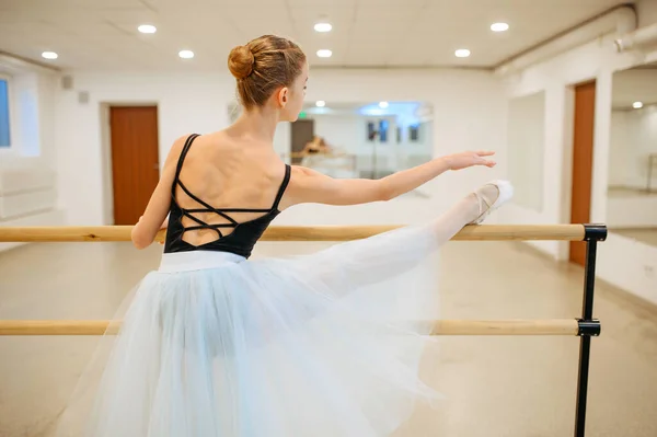 Elegante Jonge Ballerina Werkt Barre Klas Ballet School Vrouwelijke Dansers — Stockfoto
