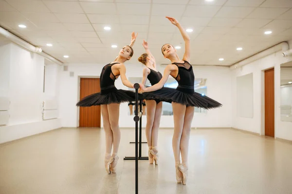 Drie Jonge Ballerina Tieners Repeteren Barre Klas Ballet School Vrouwelijke — Stockfoto