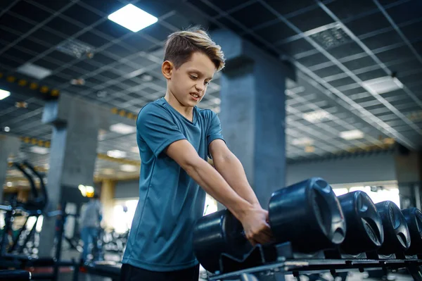 Chłopak Próbuje Wziąć Ciężkie Hantle Siłowni Youngster Szkolenia Klubie Sportowym — Zdjęcie stockowe