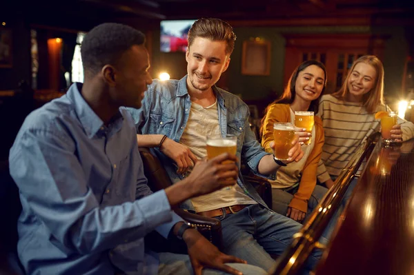 Négy Barát Sört Iszik Pultnál Bárban Emberek Egy Csoportja Lazít — Stock Fotó