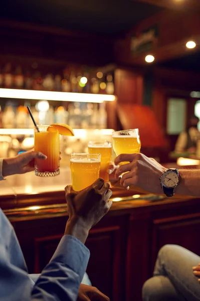 Los Amigos Tintinean Vasos Con Cerveza Mostrador Del Bar Grupo — Foto de Stock