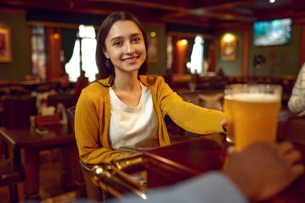 Usmívající Žena Drží Sklenici Piva Pultu Baru Skupina Lidí Relaxovat — Stock fotografie