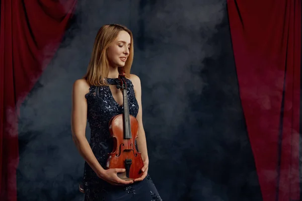 Violonista Feminina Detém Violino Estilo Retrô Mulher Com Instrumento Musical — Fotografia de Stock