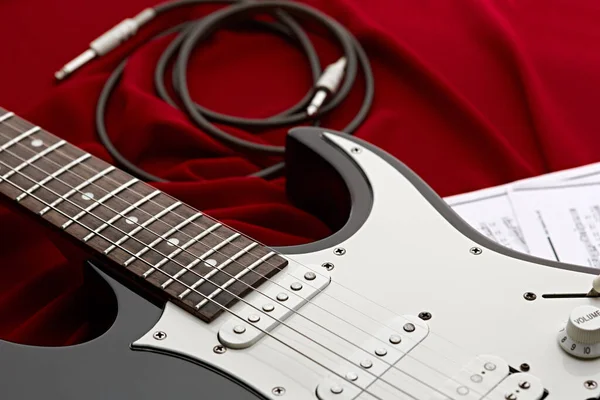 Guitarra Eléctrica Negra Fondo Rojo Nadie Instrumento Musical Cuerda Sonido — Foto de Stock