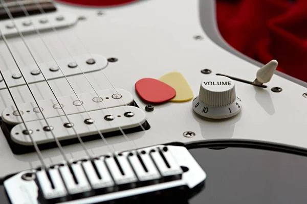 Elektrická Kytara Detailní Záběr Červené Pozadí Nikdo Smyčcový Hudební Nástroj — Stock fotografie