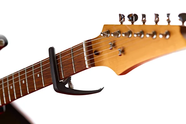 Gitara Elektryczna Podstrunnica Capodaster Zbliżenie Białe Tło Nikt Strunowy Instrument — Zdjęcie stockowe