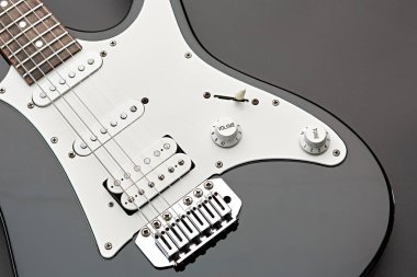 Modern elektro gitar, siyah arka plan, hiç kimse. Telli müzik aleti, elektro ses, elektronik müzik, sahne konseri için ekipman.