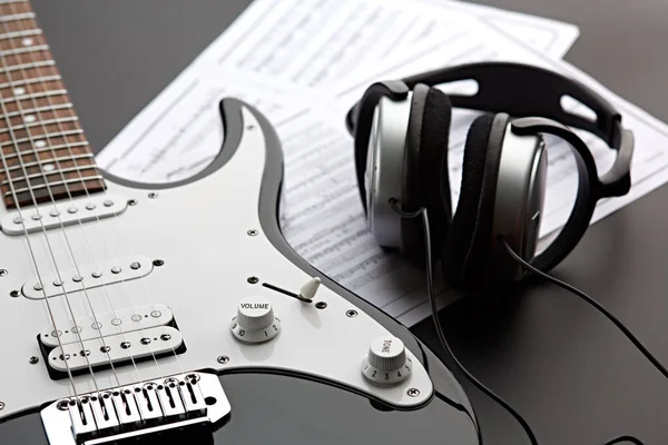 Chitarra Elettrica Cuffie Professionali Sfondo Rosso Nessuno Strumento Musicale Corde — Foto Stock