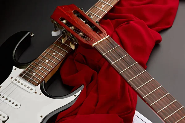 Modernas Guitarras Acústicas Elétricas Clássicas Close Fundo Preto Ninguém Instrumento — Fotografia de Stock