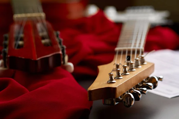 Moderna Eléctrica Clásica Guitarra Acústica Cabezas Primer Plano Fondo Negro — Foto de Stock