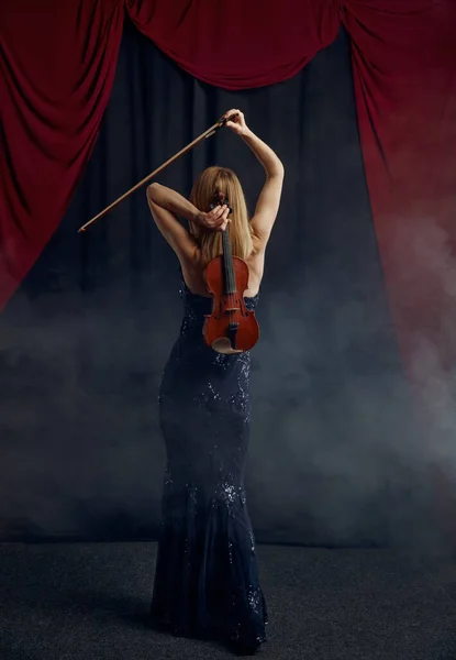 Violonista Feminina Com Arco Violino Nas Costas Desempenho Virtuoso Palco — Fotografia de Stock