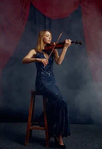 Violonista Feminina Com Arco Violino Concerto Solo Palco Mulher Com — Fotografia de Stock